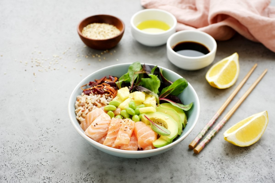 Łosoś poke bowl