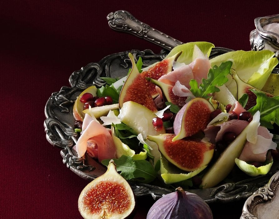 Sałatka z szynką, gruszkami i figami