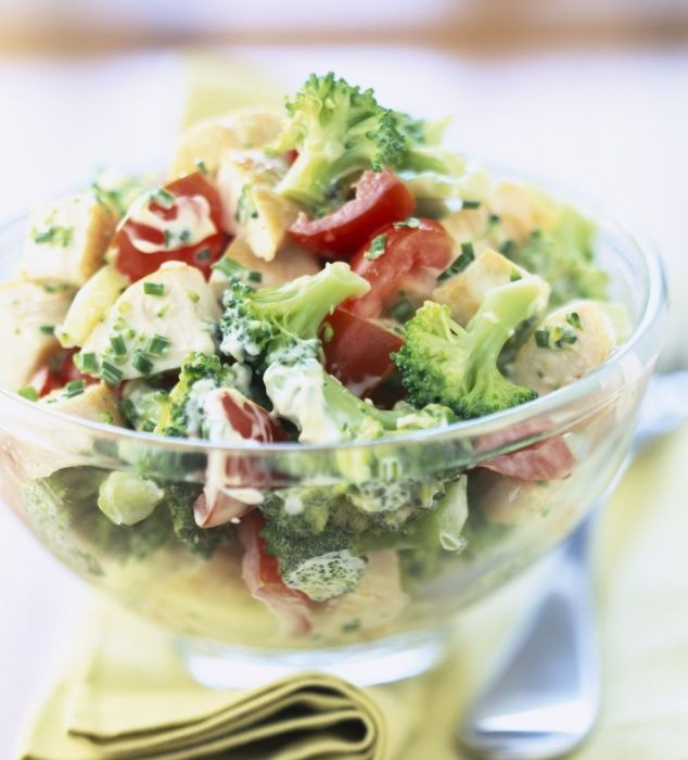 Sałatka z brokułem i kurczakiem