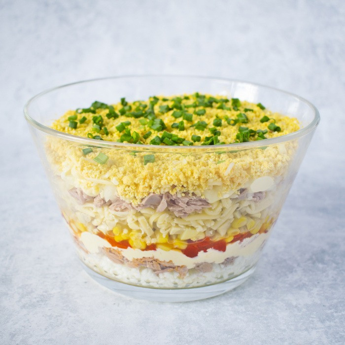 Warstwowa sałatka z tuńczykiem