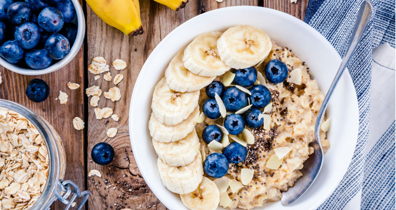 Owsianka z miodem i bananami