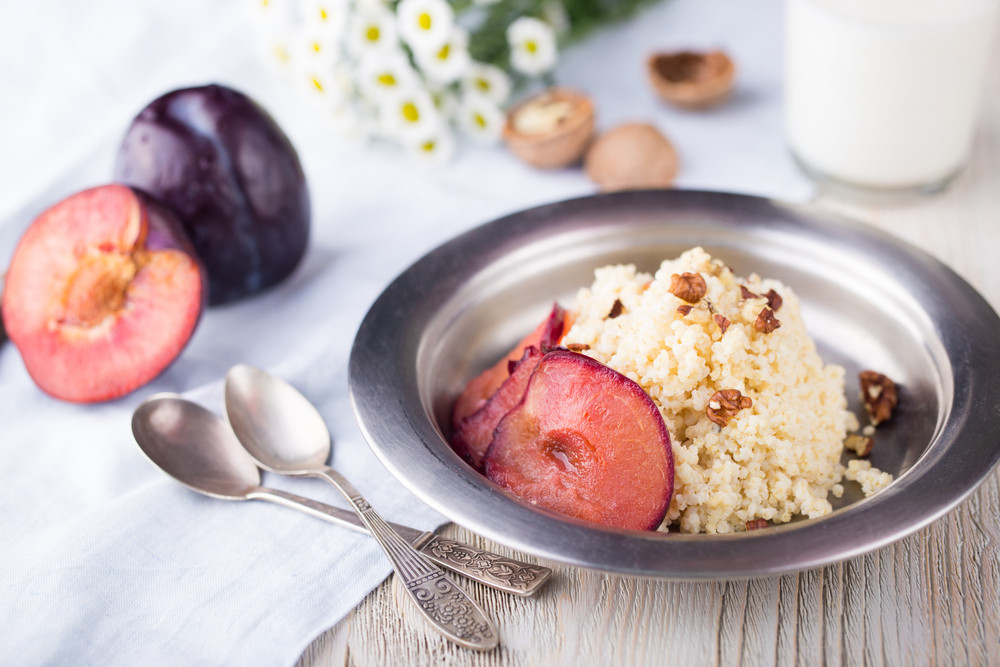 Jaglanka z nektarynką i orzechami