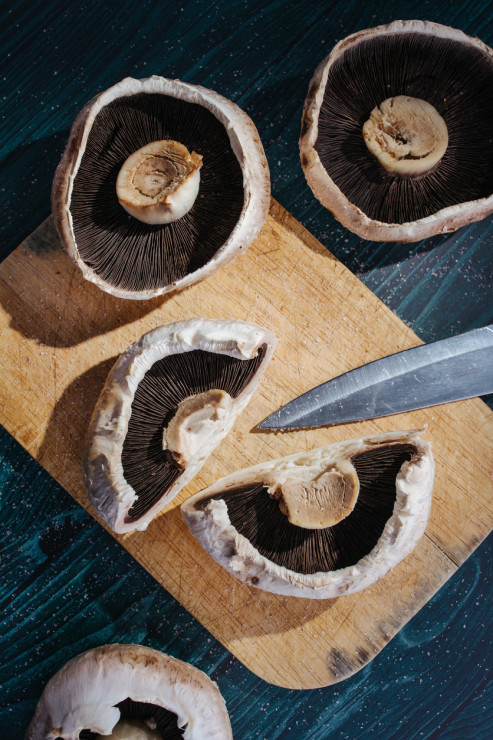 Co jeść zamiast chleba: pieczarki portobello