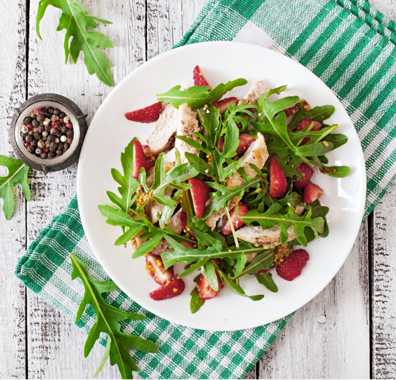 Szybka sałatka z rukolą i truskawkami