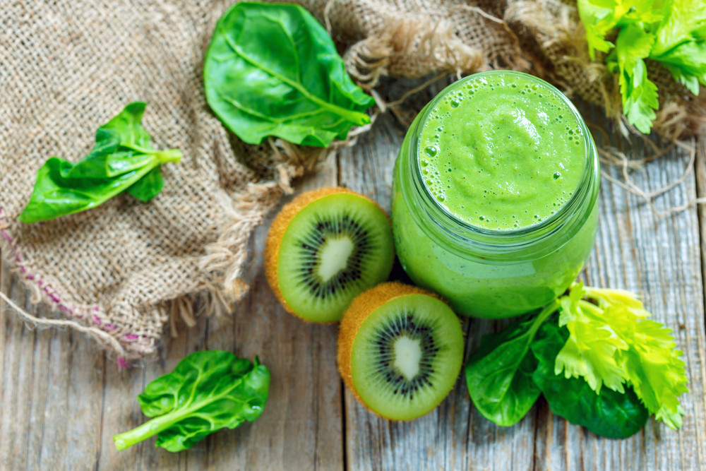 Zielony koktajl z kiwi, selera i szpinaku