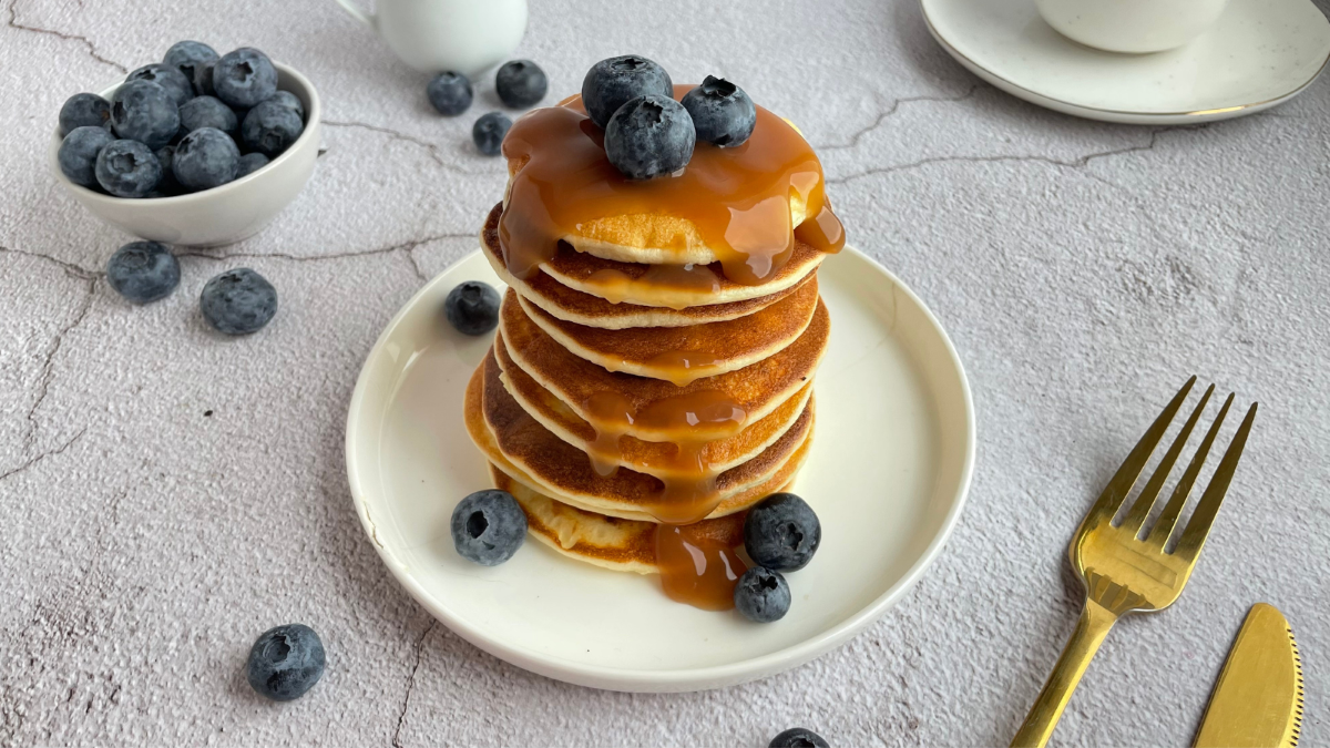twarogowe pancakes bez cukru z sosem i borówkami