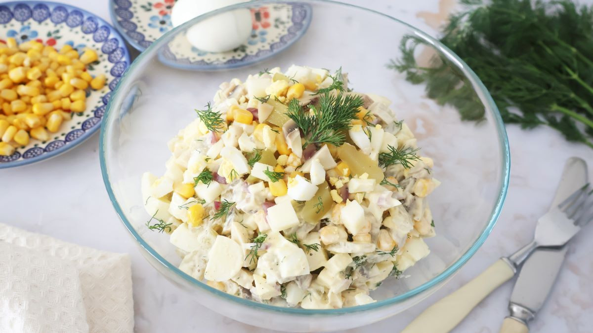 sałatka z pieczarkami i jajkiem