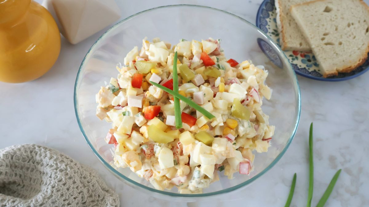 sałatka z szynką i serem