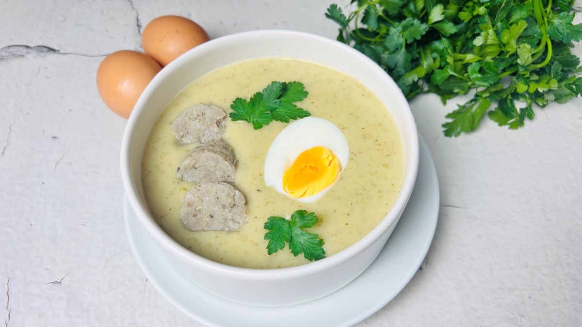 zupa chrzanowa z białą kiełbasą i jajkiem