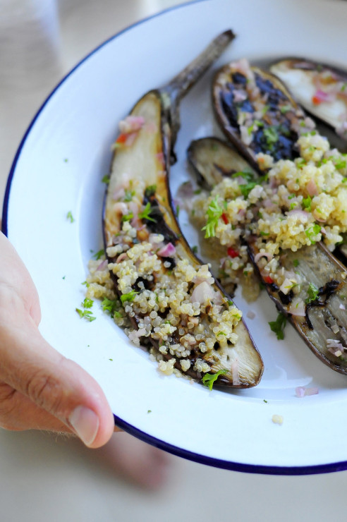 Bakłażan z reliszem sambal matah i jasną komosą ryżową