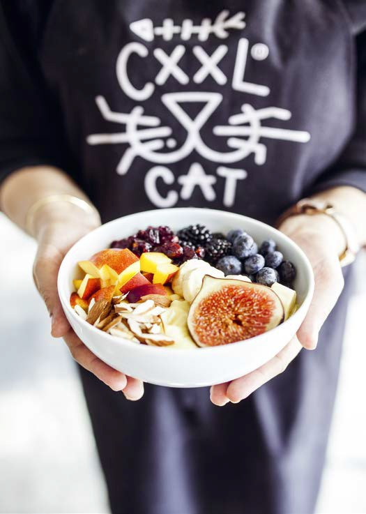 Wegańska, bezglutenowa "owsianka" z niepalonej gryki i migdałów