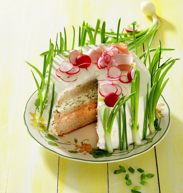 Tort kanapkowy z pastą szynkowo-serową i ziołową
