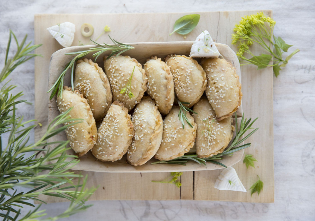 Kruche pieczone pierożki z kozim serem