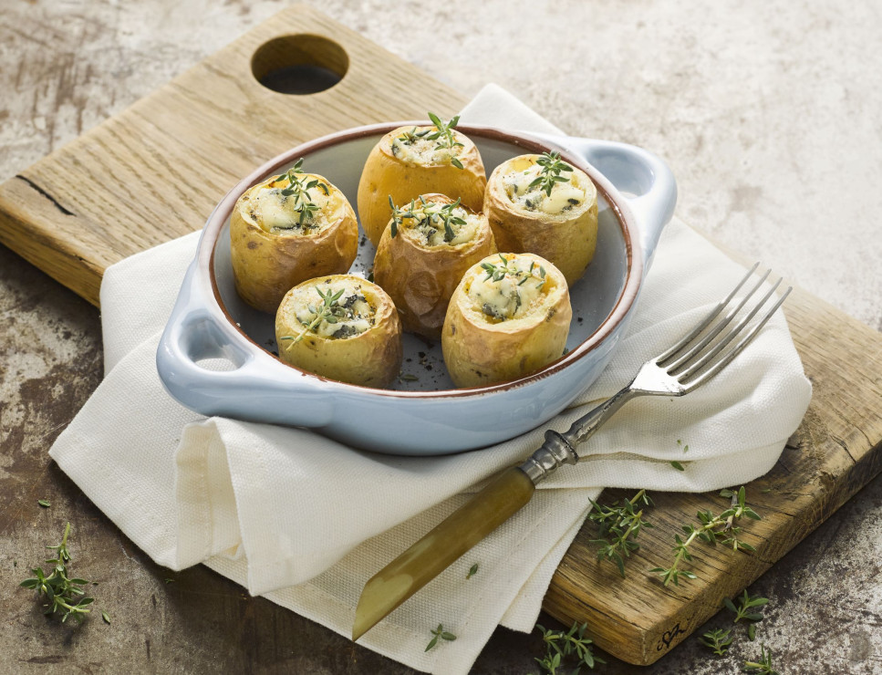 Młode ziemniaki faszerowane kozim serem