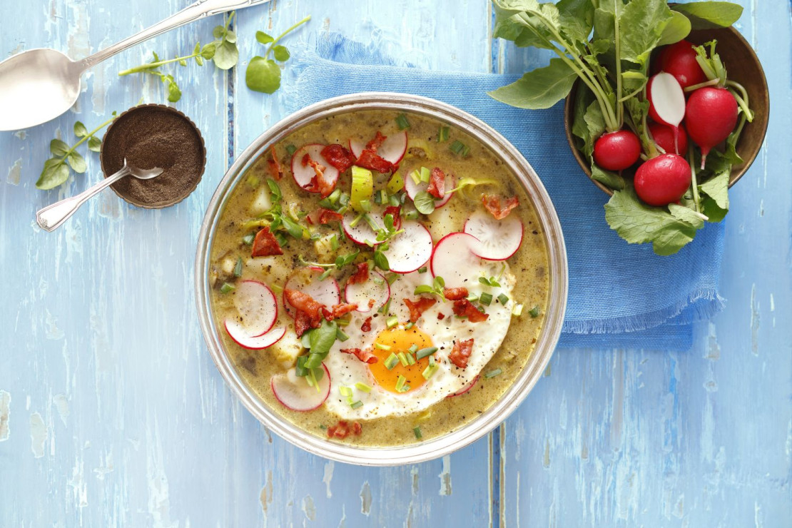 Zupa ziołowa szczawiowa z sadzonym jajkiem