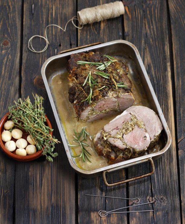 Pieczeń jagnięca faszerowana ziołami i orzechami makadamia
