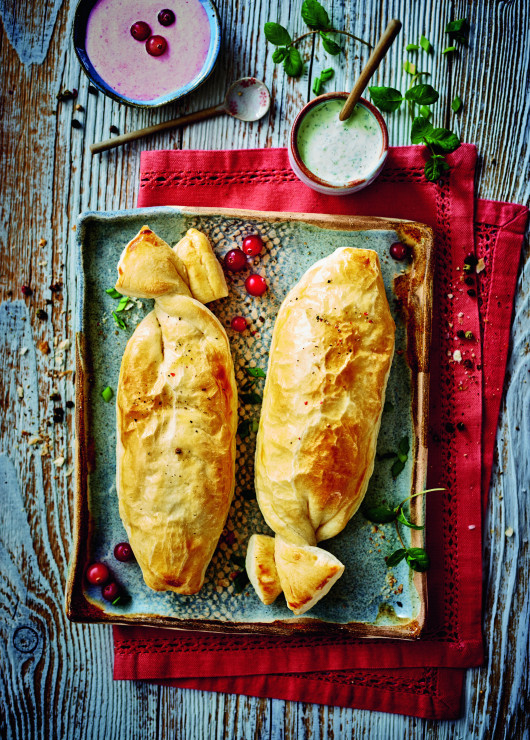 Łosoś w cieście francuskim z sosem miętowym i żurawinowym