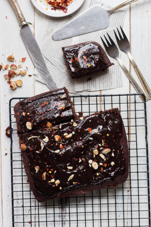 Przewyborne paprykowe wegańskie brownie