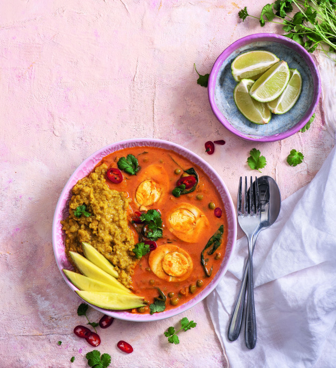 Jajko w sosie curry z groszkiem i dahl z soczewicą