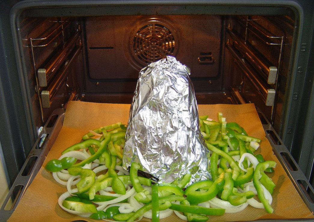 Kebab zapakować w folię aluminiową i postawić na blasze do pieczenia. Wokół podstawy kebabu rozrzucić paprykę, cebulę i włożyć do rozgrzanego piekarnika.