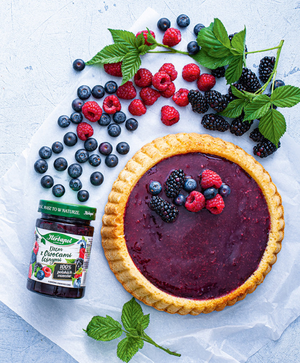 Ciasto biszkoptowe z owocami leśnymi