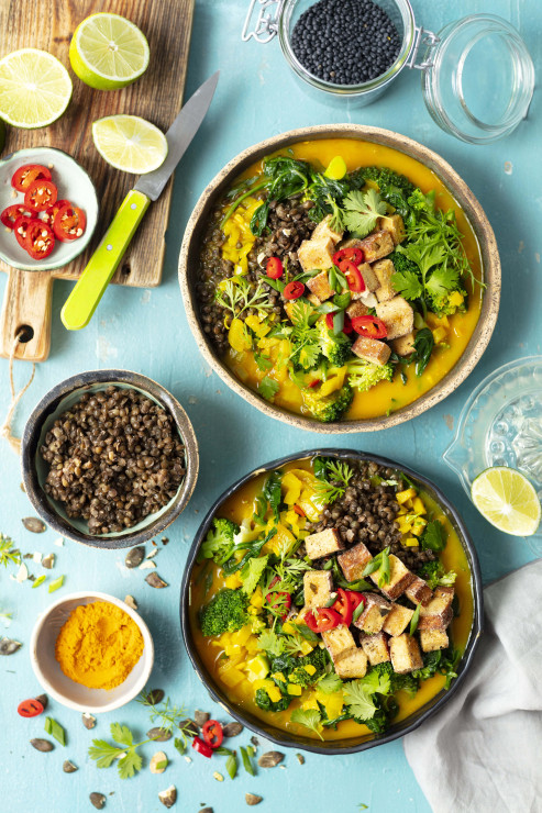 Curry kokosowe z tofu, brokułem i czarną soczewicą