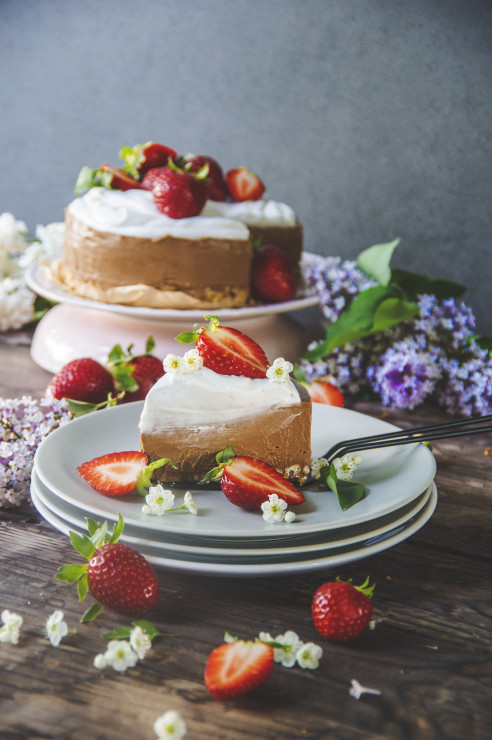 Tort wegański czekoladowo-orzechowy