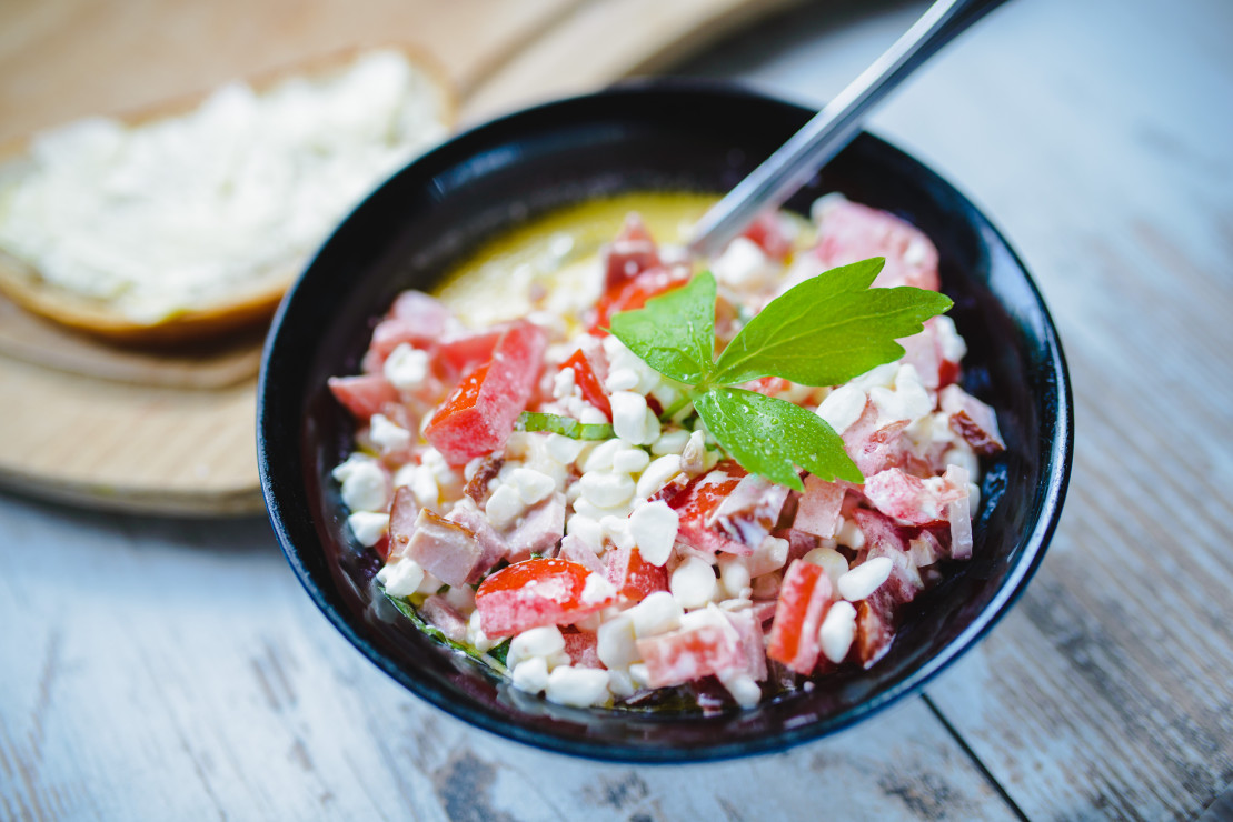 sałatka z pomidorem i serkiem