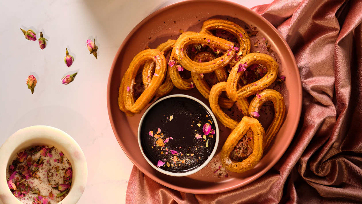 Churros z różanym cukrem i gorzką czekoladą