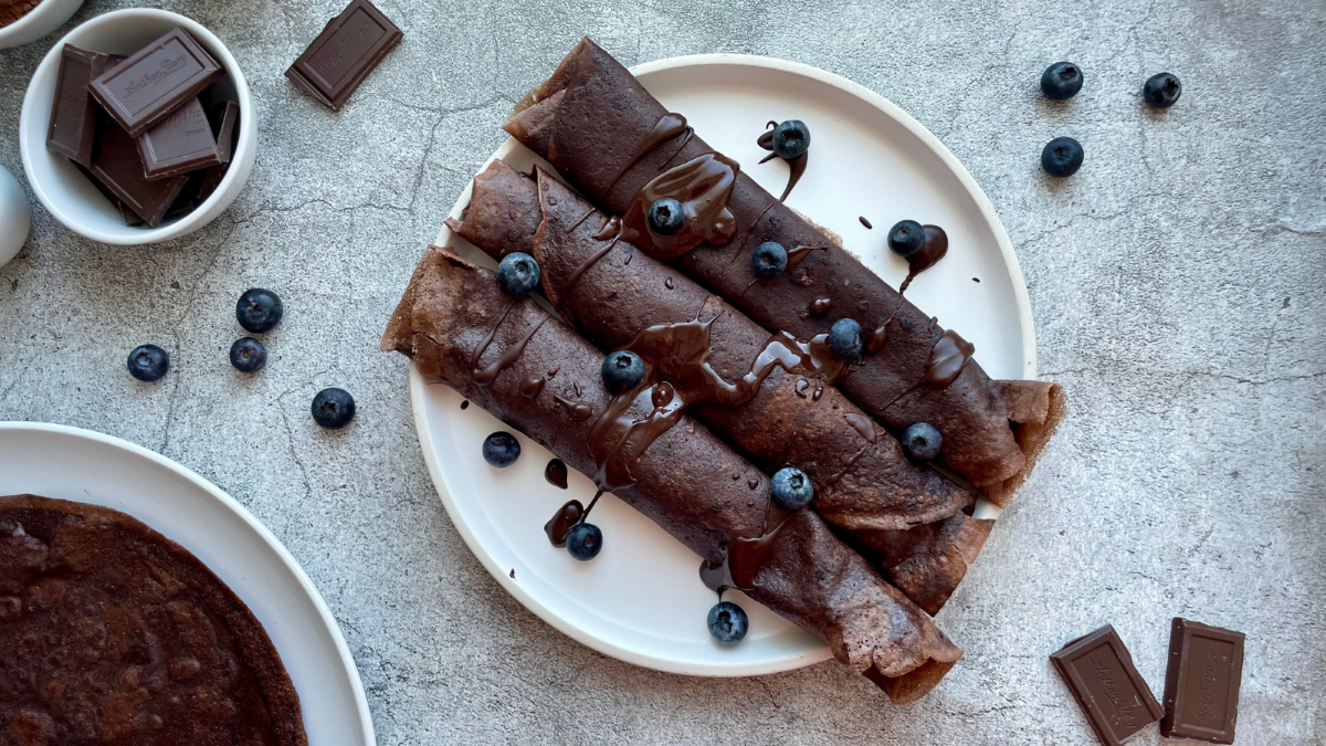 naleśniki czekoladowe z czekoladą i borówkami