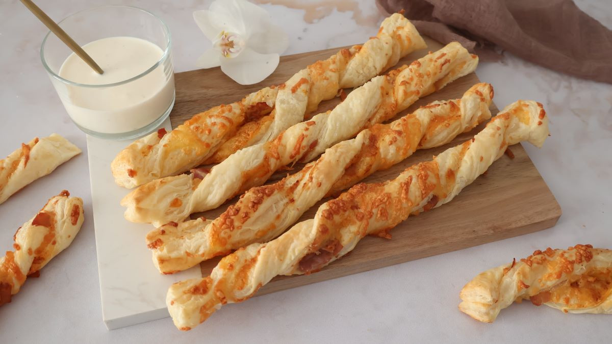 paluchy z ciasta francuskiego z serem i szynką