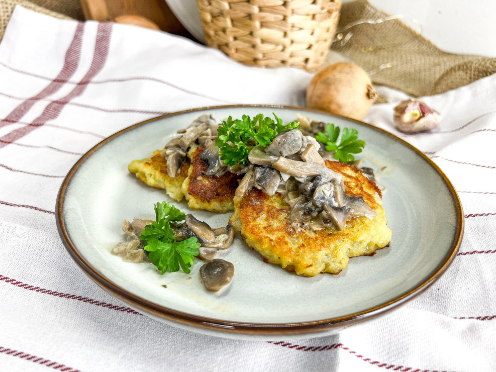 Placki ziemniaczane z sosem pieczarkowym