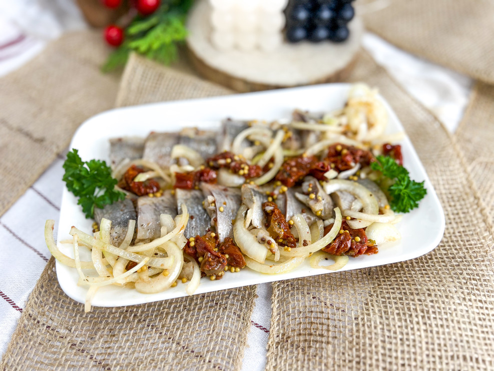 Śledzie w suszonych pomidorach