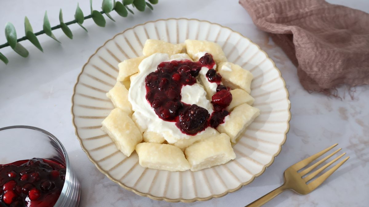 kluski leniwe na słodko ze śmietaną i owocami