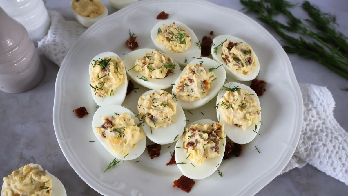 jajka faszerowane suszonymi pomidorami