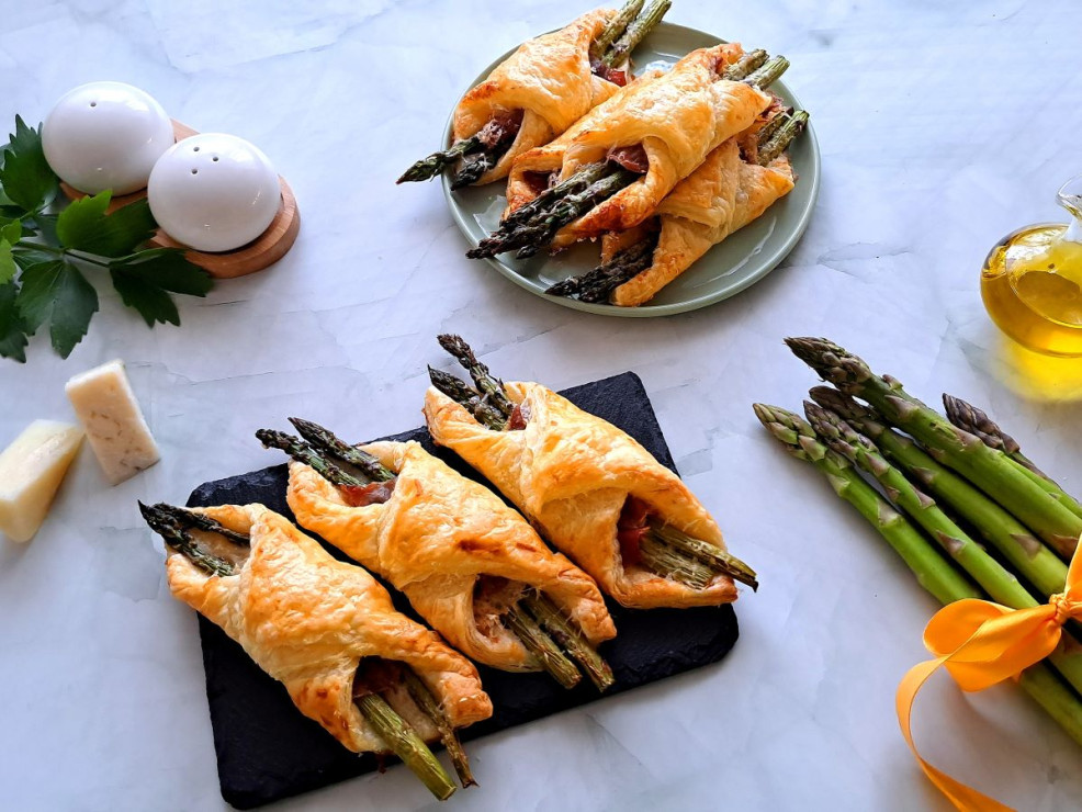 szparagi w cieście francuskim