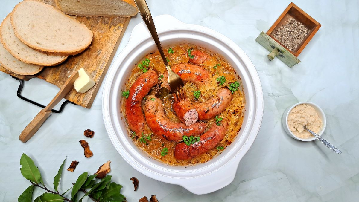 biała kiełbasa na kapuście kiszonej