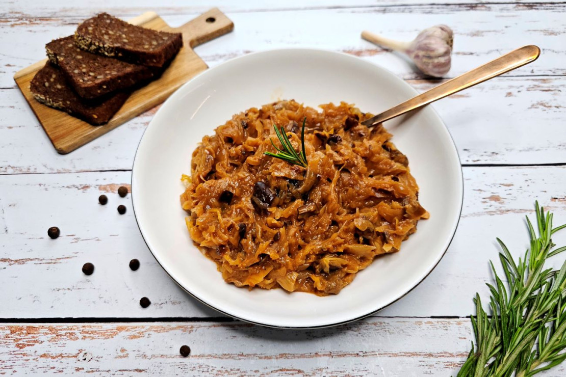 bigos wigilijny z grzybami i suszonymi śliwkami