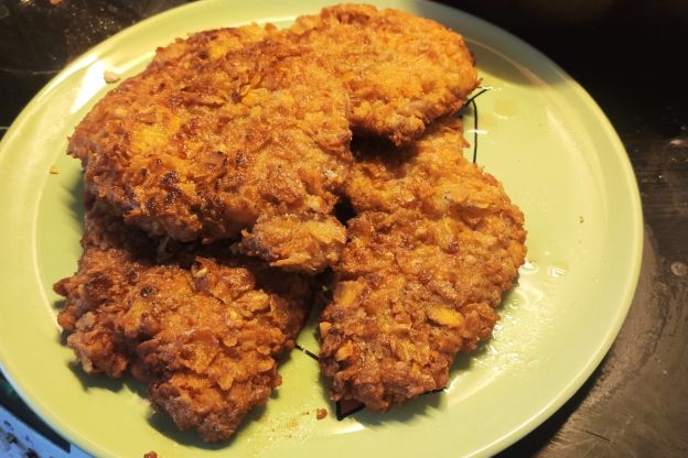 kotlety schabowe w panierce z mąki i płatków kukurydzianych