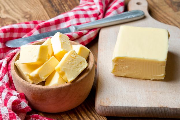 masło na desce do krojenia
