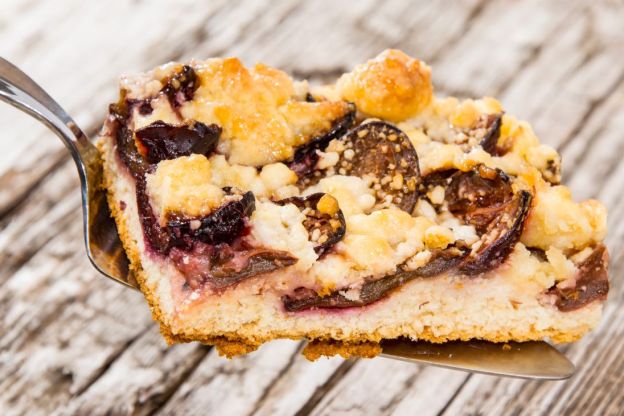 ciasto ze śliwkami - posypanie kruchego spodu mąką i cukrem