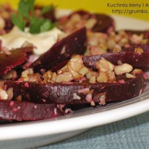 Sałatka z buraków, orzechów włoskich i czosnku