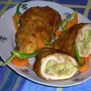 Kotlety schabowe nadziewane kapustą pekińską.