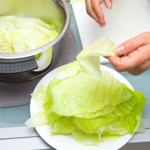 Jak sparzyć kapustę na gołąbki