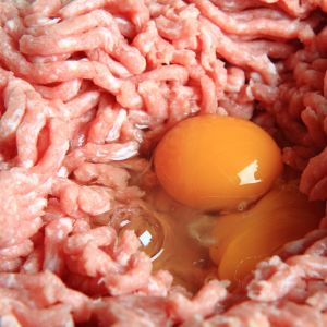 mielone surowe jajko