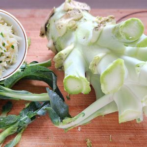 surówka z łodygi brokułu