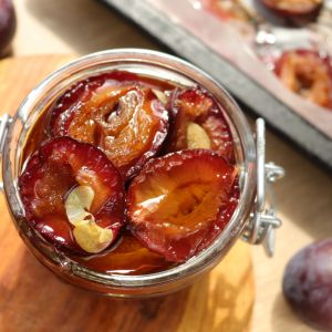 śliwki do słoika z czosnkiem