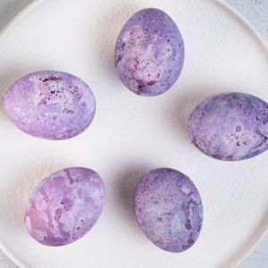 liliowe-pisanki-farbowane-w-hibiskusie