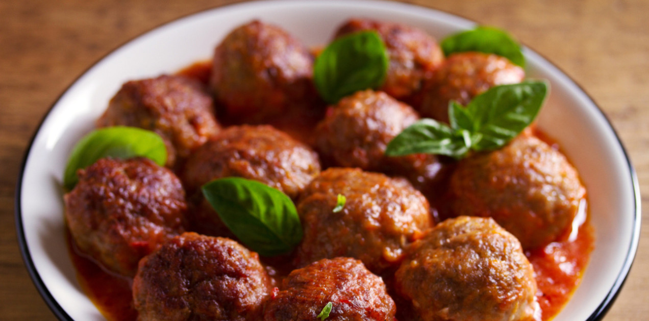 pieczone-pulpety-miesne-w-ciemnym-sosie