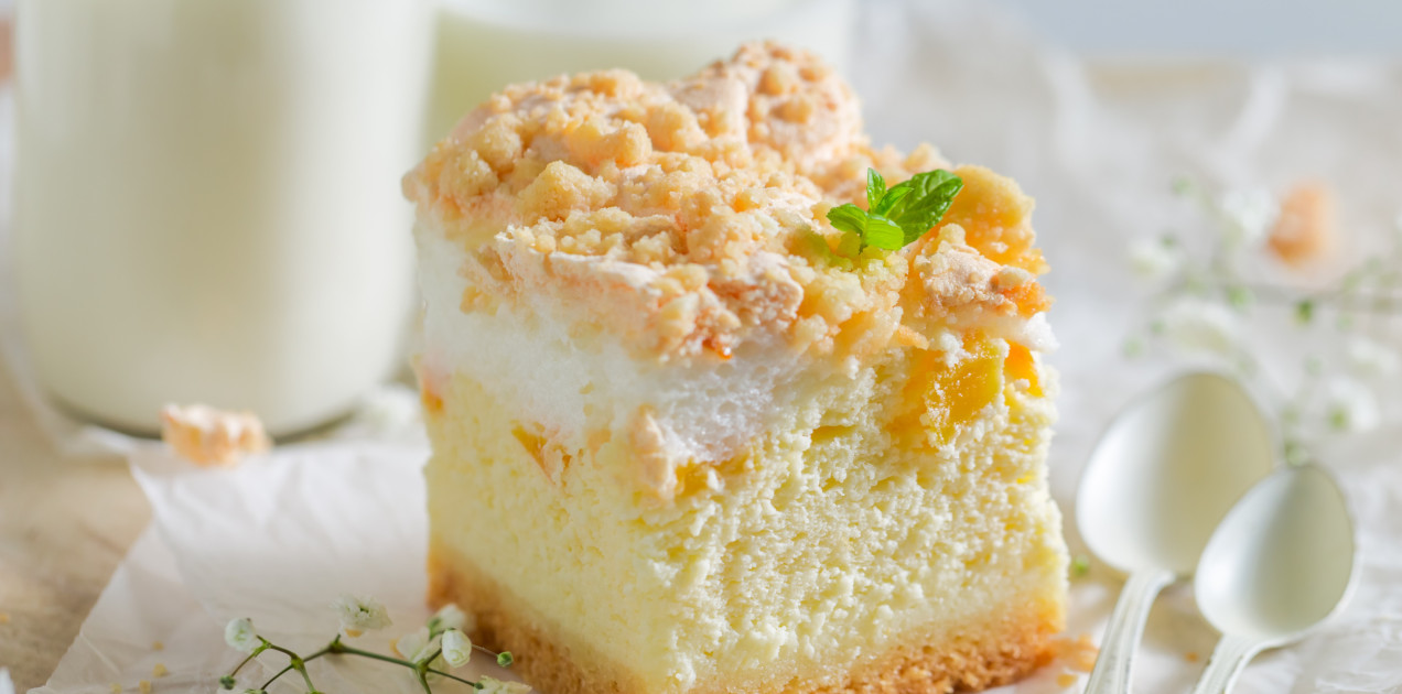 Sernik z kruszonką i brzoskwiniami